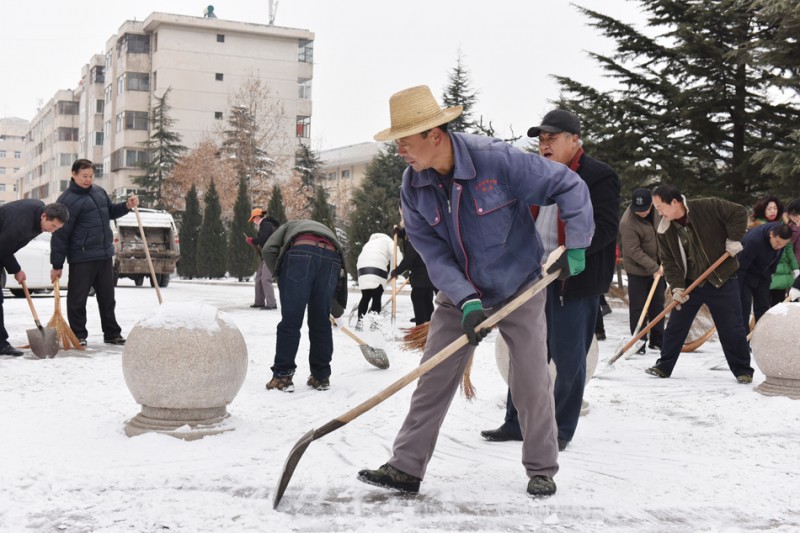 天水師范學院學校多措并舉應(yīng)對大雪冰凍天氣