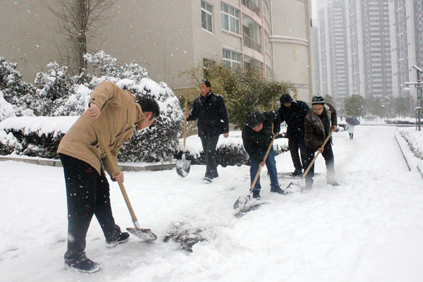 漢江師范學(xué)院數(shù)千名師生志愿者除校園積雪添靚麗風(fēng)景