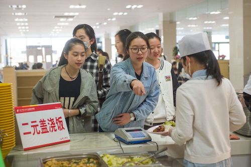 2元蓋澆飯后勤服務團隊：飄香十余載，暖心不漲價