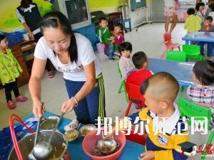 遵義2020年幼師學(xué)校有哪些科目?我們知道幼師專業(yè)是屬于一個(gè)學(xué)習(xí)內(nèi)容比較多的專業(yè)，因?yàn)槭切∨笥训膯⒚呻A段，同學(xué)們自己在報(bào)讀本專業(yè)的時(shí)候很多的同學(xué)都不知道到底是學(xué)一些什么?于是都來問道小編，小編就來給大家說一下關(guān)于學(xué)?？颇康氖虑榕?。  幼師學(xué)校學(xué)習(xí)專業(yè)課程 1、幼兒教育學(xué)  了解現(xiàn)代教育、幼兒教育的新觀念、新思想、新信息，結(jié)合我國幼兒教育改革中的新問題、新情況，將理論的闡述和幼兒教育實(shí)踐中的問題結(jié)合起來，進(jìn)行具體分析和指導(dǎo)。  2、幼兒心理學(xué)  了解幼兒的認(rèn)知和言語發(fā)展的特點(diǎn)和規(guī)律、幼兒的情緒、個(gè)性與社會(huì)性發(fā)展的關(guān)系及幼兒的活動(dòng)心里。能依據(jù)幼兒特點(diǎn)，利用所學(xué)相關(guān)知識(shí)，初步具備幼兒園基層崗位幼兒教師的工作能力。培養(yǎng)學(xué)生具有誠實(shí)守信、善于溝通和合作的品質(zhì)。  3、幼師英語  根據(jù)幼師學(xué)生的英語水平和專業(yè)特點(diǎn)，從聽、說、讀、寫四個(gè)方面全方位的培養(yǎng)學(xué)生，讓學(xué)生掌握基本語法知識(shí)、語音知識(shí)、日常用語，提高學(xué)生的口語交際技能和綜合閱讀、寫作能力。讓學(xué)生在學(xué)習(xí)過程中發(fā)展綜合語音運(yùn)用能力，提高人文素養(yǎng)，增強(qiáng)實(shí)踐能力，培養(yǎng)創(chuàng)新精神。  4、幼兒園組織與管理  讓學(xué)生了解幼兒園組織與管理的基本原理和內(nèi)容，掌握幼兒園組織與管理的基本規(guī)律，學(xué)會(huì)用所學(xué)專業(yè)理論解決實(shí)際工作中遇到的管理問題。結(jié)合案例分析，培養(yǎng)學(xué)生的思辨意識(shí)、創(chuàng)新意識(shí)，提高學(xué)生與時(shí)俱進(jìn)的管理理念，為學(xué)生今后從事幼兒園教育工作和管理工作奠定良好的基礎(chǔ)，具有較強(qiáng)的實(shí)用性和可操作性。  學(xué)前教育前景好不好 學(xué)前教育上的現(xiàn)在已經(jīng)有越來越多的人關(guān)注，就業(yè)前景上的非常不錯(cuò)的一個(gè)職業(yè)了，在現(xiàn)階段學(xué)前教育專業(yè)就業(yè)率上也在一直上升，我國對(duì)于學(xué)前教育上的重視的提升，也為學(xué)前教育專業(yè)人才提供了較好的就業(yè)機(jī)會(huì)，使得社會(huì)上的對(duì)于學(xué)前教育人才上的甚至出現(xiàn)了供不應(yīng)求的現(xiàn)象，學(xué)前教育現(xiàn)階段也已經(jīng)成為一個(gè)非常重要的教育階段，擁有高素質(zhì)的學(xué)前教育人才對(duì)于整個(gè)教育事業(yè)上的也能夠起到一個(gè)促進(jìn)和發(fā)展的作用。  幼師專業(yè)上就業(yè)前景也是比較好的，現(xiàn)階段社會(huì)上的對(duì)于幼師的需求也越來越多了，對(duì)于早期教育上的重視度的提升，使得幼師人才成為現(xiàn)階段社會(huì)上的所需要的重要人才選擇。  我們可以看到幼師專業(yè)學(xué)習(xí)的是很多的，小編給大家列舉了一些專業(yè)課程，其實(shí)這個(gè)專業(yè)是一個(gè)需要自己花費(fèi)很多心力來學(xué)習(xí)的專業(yè)，同學(xué)們學(xué)習(xí)的內(nèi)容是很廣泛的，不過這個(gè)專業(yè)只要學(xué)好了，將來在就業(yè)方面就會(huì)很不錯(cuò)，所以，希望選擇這個(gè)專業(yè)的同學(xué)都能掌握足夠的專業(yè)知識(shí)哦。